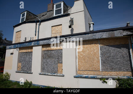 Le pub Wheatsheaf abandonné à Saltash, en Cornouailles, en phase de réaménagement pour les appartements sur la rivière Tamar. Banque D'Images