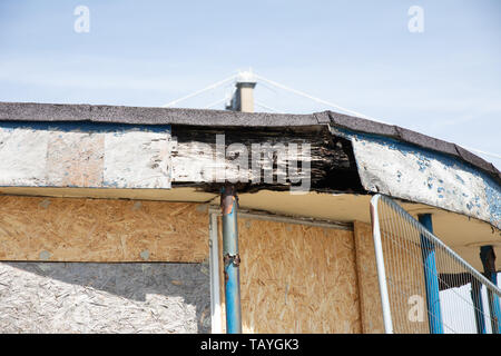 Le pub Wheatsheaf abandonné à Saltash, en Cornouailles, en phase de réaménagement pour les appartements sur la rivière Tamar. Banque D'Images