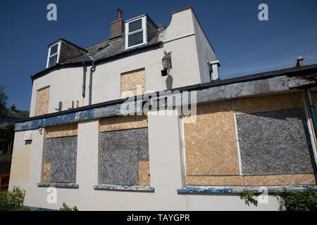 Le pub Wheatsheaf abandonné à Saltash, en Cornouailles, en phase de réaménagement pour les appartements sur la rivière Tamar. Banque D'Images