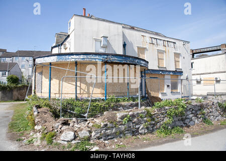 Le pub Wheatsheaf abandonné à Saltash, en Cornouailles, en phase de réaménagement pour les appartements sur la rivière Tamar. Banque D'Images