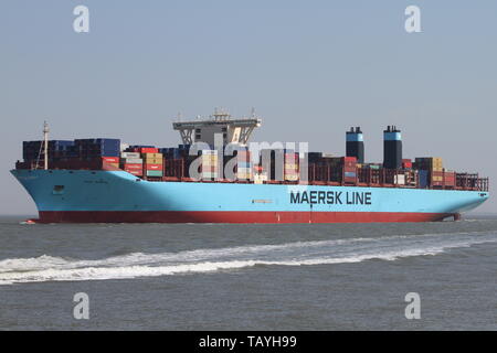 Le porte-conteneurs Maersk Mary passe le 18 avril 2019 le port de Cuxhaven et continue vers la mer du Nord. Banque D'Images