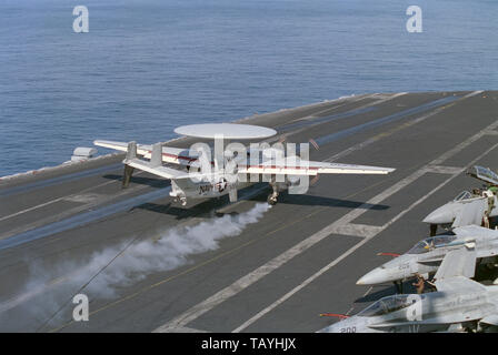 1er novembre 1993 opération Continuer espoir. Un Hawkeye E-2C vient d'atterrir sur le porte-avions USS Abraham Lincoln de la Marine américaine dans l'océan Indien, à 50 miles au large de Mogadiscio, en Somalie. Banque D'Images