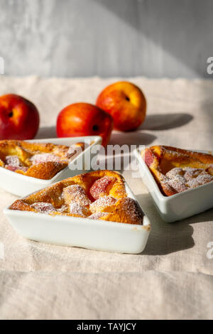 Clafoutis aux pêches Banque D'Images