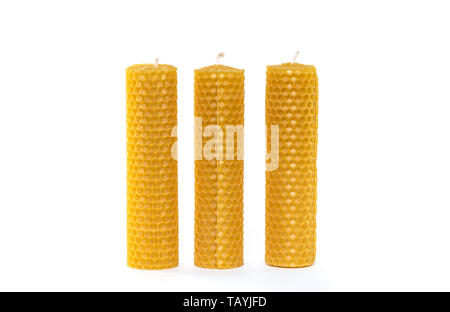 Trois des bougies de cire avec de la cire d'abeilles isolé sur fond blanc Banque D'Images