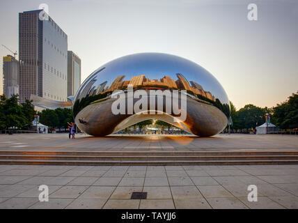 La sculpture Cloud Gate, également connu sous le nom de Bean, au Millenium Park, au lever du soleil, Chicago, Illinois, United States Banque D'Images