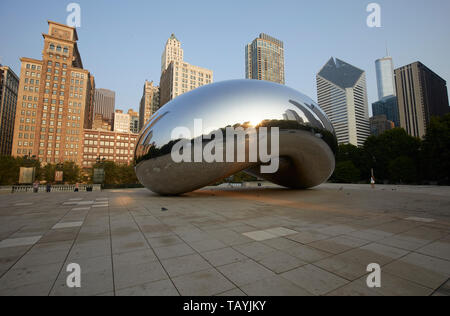 La sculpture Cloud Gate, également connu sous le nom de Bean, au Millenium Park, Chicago, Illinois, United States Banque D'Images