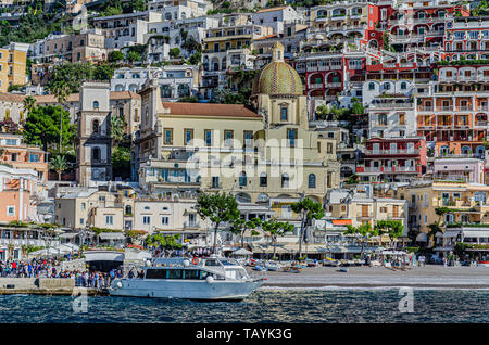 Vue de la ville de Positano à partir de la mer Tyrrhénienne. Côte Amalfitaine Italie Banque D'Images