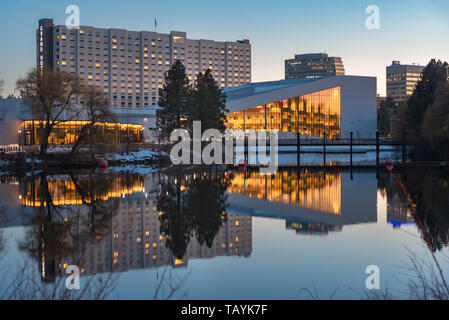 Début de soirée sur la Spokane River qui coule en face de l'Opéra et Spokane Convention Center à Riverfront Park Spokane Washington USA Banque D'Images