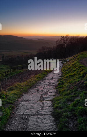 Royaume-Uni, Derbyshire, Peak District, coucher de soleil regardant à l'ouest depuis le sentier près de Mam Tor. Banque D'Images