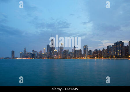 Horizon de Chicago à l'heure bleue, vu de la plage du nord, Chicago, Illinois, United States Banque D'Images