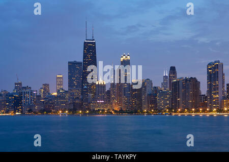 Horizon de Chicago à l'heure bleue, vu de la plage du nord, Chicago, Illinois, United States Banque D'Images