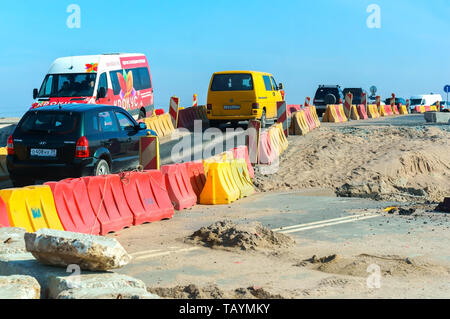 La réparation des routes, des cônes restrictives sur la route au cours de la construction et réparation, région de Kaliningrad, Russie, le 30 mars 2019 Banque D'Images