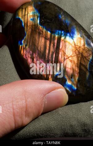 Labradorite Pierre Gemstone, arrondie polie Violet. Afficher Crystal. ROYAUME-UNI. Banque D'Images