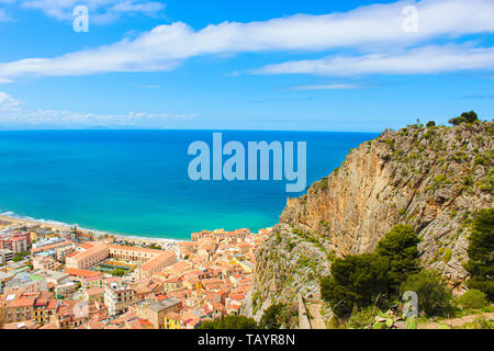 Belle ville côtière italienne entourant seascape Cefalu. La belle ville sur la côte tyrrhénienne de la Sicile est populaire destination de vacances d'été. Banque D'Images