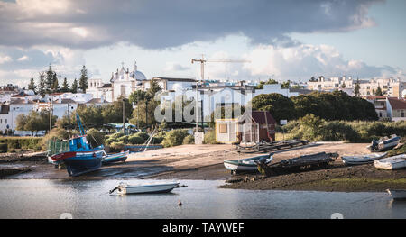 Tavira, Portugal - 30 Avril 2018 : vue sur le petit port de pêche avec ses bateaux un jour de printemps Banque D'Images