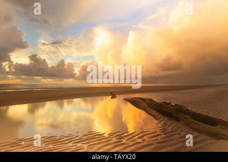 Beau paysage pendant le coucher du soleil sur la plage de Sabah, Bornéo, Malaisie Banque D'Images