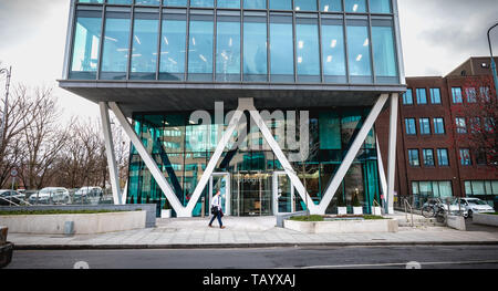 Dublin, Irlande - 12 Février 2019 : des détails architecturaux d'un bâtiment d'entreprise international Google dans le centre-ville par une journée d'hiver Banque D'Images