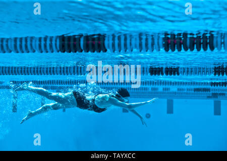 La nageuse natation crawl avant. Banque D'Images