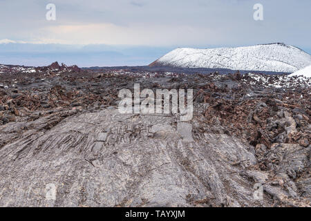 Formation bizarre sur les champ de lave. Montagne de neige dans l'arrière-plan. Le complexe volcanique de la péninsule du Kamtchatka dans l'extrême est de la Russie. Banque D'Images