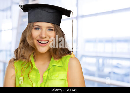 Happy student in graduation cap Banque D'Images