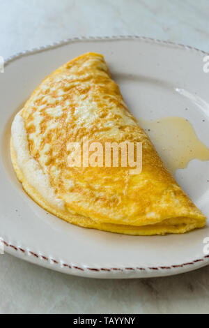 Fluffy omelette du Mont Saint Michel maison pour le petit-déjeuner de style. L'alimentation biologique. Banque D'Images