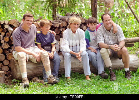 Lady Diana visiter deux garçons Zarko Peric, 13ans, à gauche, et l'acide malique Bradaric, 15 ans, à droite, les deux avait perdu les jambes après avoir marché sur les mines terrestres Banque D'Images
