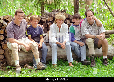 Lady Diana visiter deux garçons Zarko Peric, 13ans, à gauche, et l'acide malique Bradaric, 15 ans, à droite, les deux avait perdu les jambes après avoir marché sur les mines terrestres Banque D'Images