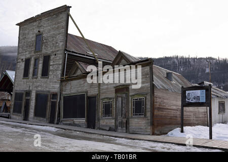 Le "baiser" des bâtiments dans la ville minière d'or historique de Dawson City, Yukon, Canada Banque D'Images