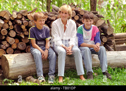 Lady Diana visiter deux garçons Zarko Peric, 13ans, à gauche, et l'acide malique Bradaric, 15 ans, à droite, les deux avait perdu les jambes après avoir marché sur les mines terrestres Banque D'Images