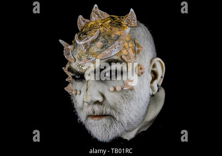 Tête avec des épines ou des verrues, visage couvert de paillettes, Close up. Alien, démon, sorcier maquillage. Concept de fantaisie. Man avec barbe, avec Monster Banque D'Images