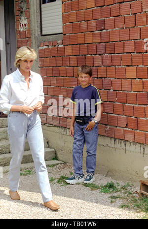 Lady Diana visiter deux garçons Zarko Peric, 13ans, à gauche, et l'acide malique Bradaric, 15 ans, à droite, les deux avait perdu les jambes après avoir marché sur les mines terrestres Banque D'Images