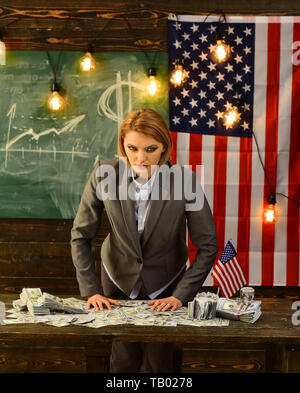 Image femme avec l'argent porté sur USA flag Banque D'Images