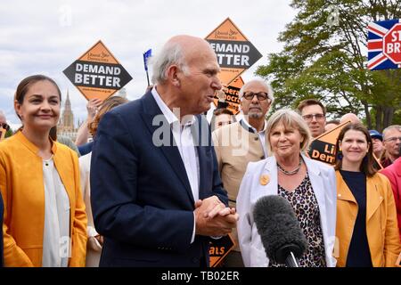 Vince Cable a été rejoint par des militants du parti et trois nouveaux députés à Londres pour célébrer le meilleur résultat des élections européennes dans l'histoire du parti. Vince Cable a été rejoint par sa femme Rachel Smith et Jo Swinson MP ( les deux à sa droite). Lambeth Palace Road, London Banque D'Images