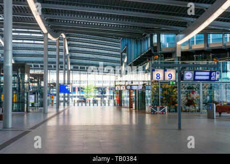 Salle de la gare centrale de désolate Utrecht. En raison d'une grève nationale dans les transports en commun, tous les déplacements en train sont annulés. Utrecht, Pays-Bas. Banque D'Images