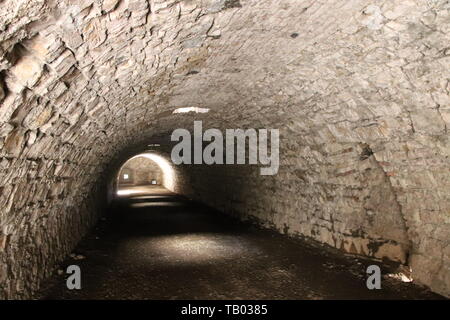 Ancien passage secret sombre d'un château Banque D'Images