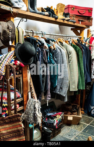 Vintage vêtements et les chapeaux, Bridgend, au Pays de Galles Banque D'Images