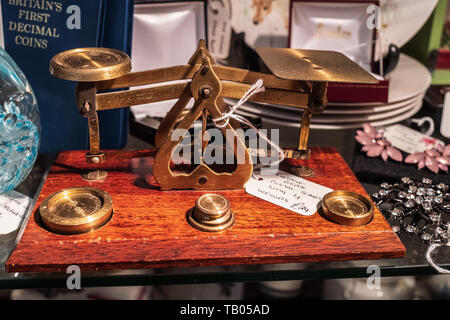 Balances, Vintage boutique Antiquités, Bridgend, au Pays de Galles Banque D'Images