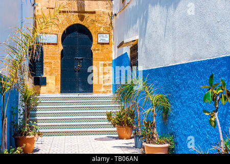 Rue bleu et blanc dans la Kasbah de l'Udayas à Rabat Maroc, l'Afrique Banque D'Images