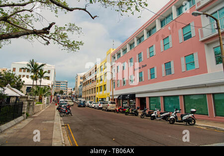 Hamilton, Bermudes - Mars 20, 2016 : street road. City street road. Voitures et scooters garés le long du côté de la rue. La vie urbaine. Ville de trafic routier ou de la rue. Banque D'Images