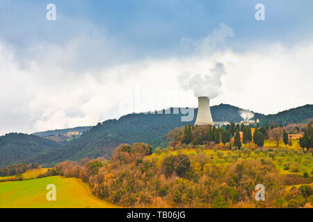 L'énergie géothermique gare en Toscane hills (Italie) Banque D'Images