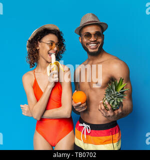 Black guy et girl enjoying fresh fruits d'été Banque D'Images