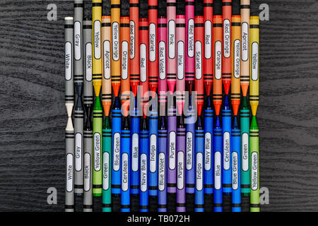 Nouvelle étiquette générique sharp Crayons en un motif de ligne en zig-zag. Aucun marquage n'est présent et les étiquettes de couleur sont facilement modifiables. Il y a un certain prix pour la cop Banque D'Images