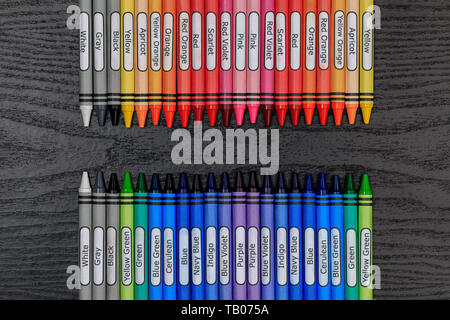 Nouvelle étiquette générique sharp Crayons en une ligne droite. Aucun marquage n'est présent et les étiquettes de couleur sont facilement modifiables. Il est possible de co Banque D'Images