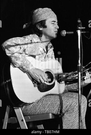 Voorburg, Pays-Bas : Ry Cooder effectue sur scène à Voorburg, Pays-Bas, mars, 10, 1973 (photo de Gijsbert Hanekroot) Banque D'Images