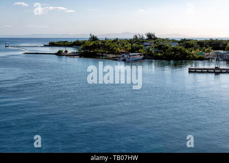 Début de la lumière du matin sur la côte de Roatan, Honduras Banque D'Images