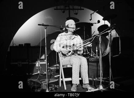 Voorburg, Pays-Bas : Ry Cooder effectue sur scène à Voorburg, Pays-Bas, mars, 10, 1973 (photo de Gijsbert Hanekroot) Banque D'Images