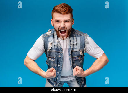 Jeune homme musclé en colère crier fort at camera Banque D'Images