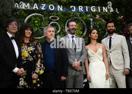 (De gauche à droite) écrivain Neil Gaiman, Josie Lawrence, directeur Douglas Mackinnion, Jon Hamm, Adria Arjona et David Tennant assistant à la première de bons présages à l'Odeon Leicester Square Luxe, centre de Londres. Banque D'Images