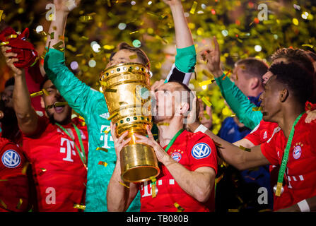 Berlin, 25.05.2019 Franck Ribery (FCB) embrasse le Tasse et David Alaba (FCB) coups sa tête RB Leipzig - FC Bayern nur fŸr MŸnchen Copyright (journal officiel Banque D'Images