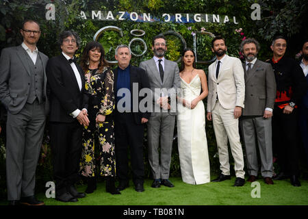 (À partir de la deuxième gauche à droite) écrivain Neil Gaiman, Josie Lawrence, directeur Douglas Mackinnion, Jon Hamm, Adria Arjona, David Tennant, Michael Sheen et le producteur Rob Wilkins assistant à la première de bons présages à l'Odeon Leicester Square Luxe, centre de Londres. Banque D'Images